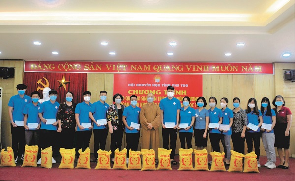 Hội Khuyến học tỉnh Phú Thọ tổ chức chương trình “Chắp cánh ước mơ, tiếp sức em đến trường”