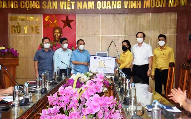 BAC A BANK, Tập đoàn TH và Quỹ Vì Tầm Vóc Việt đã đến trao tặng cho ngành Y tế Nghệ An 4 máy thở để phục vụ cho công tác khám, chữa bệnh và điều trị bệnh nhân Covid-19