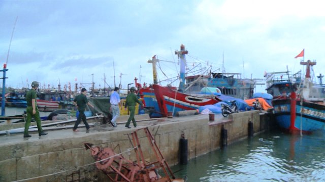 ...kiểm tra khu neo đậu tàu cá ở Phú Vang