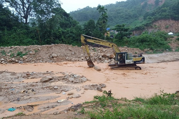 Tuyến đường ĐH1 qua xã Phước Thành (huyện Phước Sơn, tỉnh Quảng Nam) đã bị nước lũ tràn qua