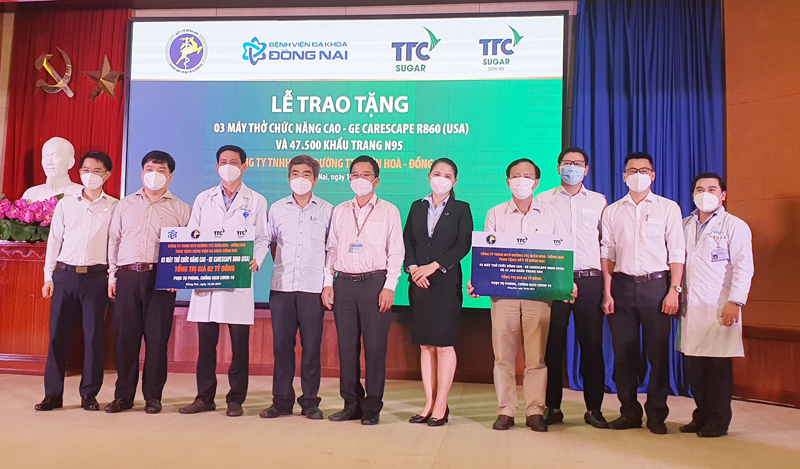 Đại diện Sở Y tế và Bệnh viện ĐK Đồng Nai nhận bảng tương trưng tặng 3 máy thở chức năng cao và 47,5 ngàn khẩu trang N95 do Công ty TNHH MTV Đường Biên Hoà – Đồng Nai trao tặng.