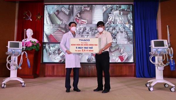 Đại diện tập đoàn THACO trao tặng 4 máy thở cho Bệnh viện Đa khoa Đồng Nai