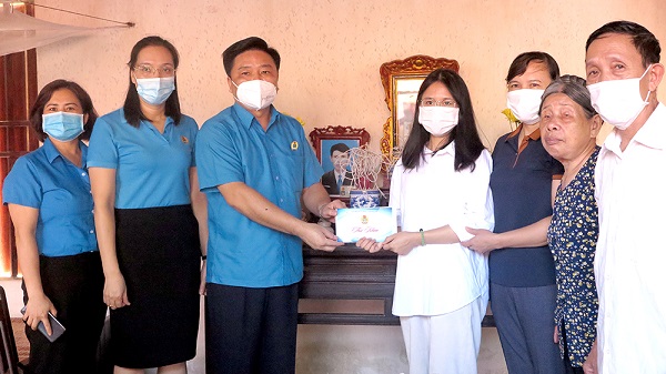 Đồng chí Hà Đức Quảng - TUV, Chủ tịch LĐLĐ tỉnh trao quà cho em Nguyễn Thị Thu Nga đạt Huy chương Bạc kỳ thi Olympic Quốc tế Sinh học 2021