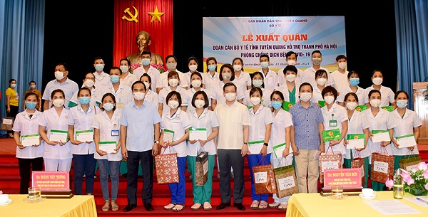 Các đồng chí lãnh đạo tỉnh chụp ảnh lưu niệm với đoàn đi hỗ trợ thành phố Hà Nội chống dịch
