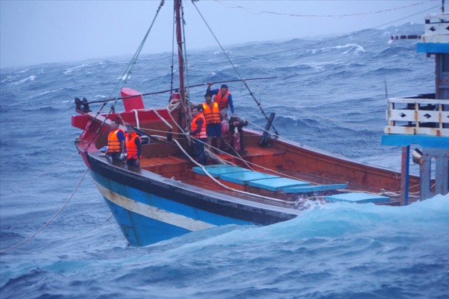 5 ngư dân trên tàu cá của Quảng Ngãi gặp nạn