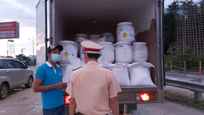 Chiếc xe cùng toàn bộ tang vật khoảng 7 tấn hóa chất không rõ nguồn gốc xuất xứ được bàn giao cho Cục QLTT tỉnh Tiền Giang tiếp tục xử lý theo quy định của pháp luật
