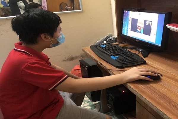Học sinh quận Ba Đình, Hà Nội được trao tặng máy tính