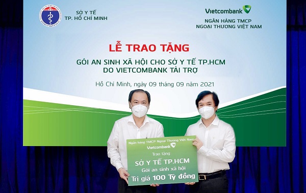 Ông Đặng Hoài Đức - Uỷ viên BCH Đảng bộ Vietcombank, Bí thư Đảng bộ VPĐD phía Nam, Phó Tổng Giám đốc Vietcombank (bên phải) trao biển tượng trưng tài trợ cho đại diện Sở Y tế TP Hồ Chí Minh
