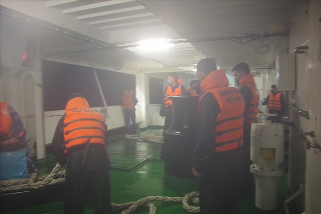 Cán bộ chiến sĩ tàu CSB 8002 tiến hành lai dắt tàu ĐNa -0494 và tàu cá ngư dân vào bờ. Ảnh: N.T Cán bộ chiến sĩ tàu CSB 8002 tiến hành lai dắt tàu ĐNa -0494 và tàu cá ngư dân vào bờ. Ảnh: N.T