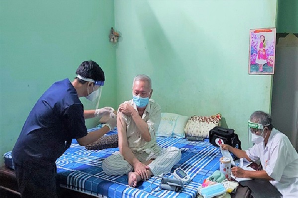 Nhân viên y tế tiêm vắc-xin cho người dân tại nhà