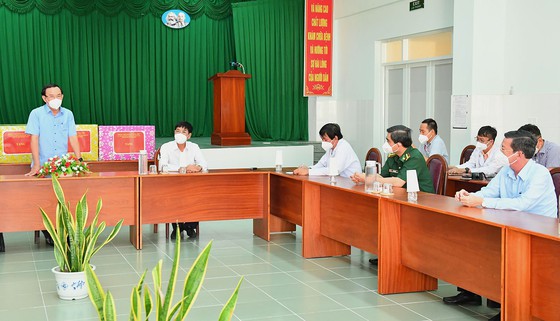 Bí thư Thành ủy TP. Hồ Chí Minh Nguyễn Văn Nên phát biểu tại buổi thăm Bệnh viện điều trị Covid-19 Cần Giờ.