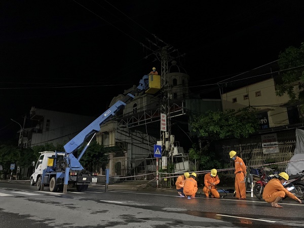 Điện lực miền Trung sẵn sàng xử lý sự cố, nhanh chóng cấp điện trở lại cho khách hàng