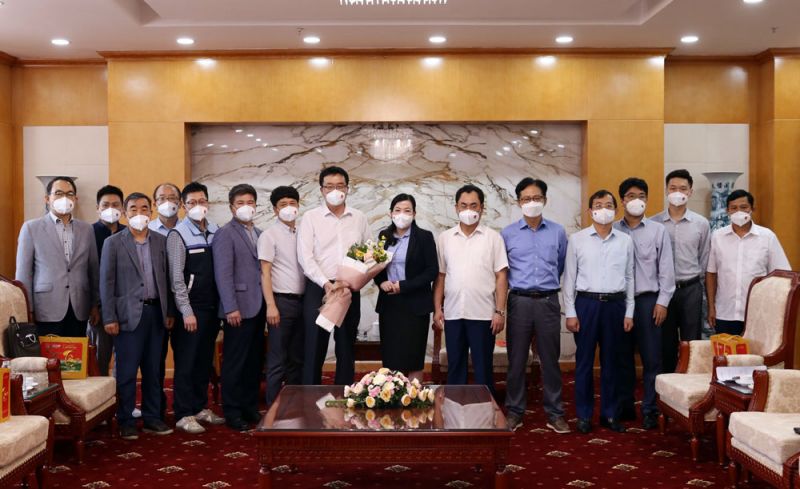Lãnh đạo tỉnh tặng hoa, cảm ơn đại diện các DN Hàn Quốc tại Việt Nam đã ủng hộ vào Quỹ vắc xin phòng Covid -1 9 của Tỉnh.