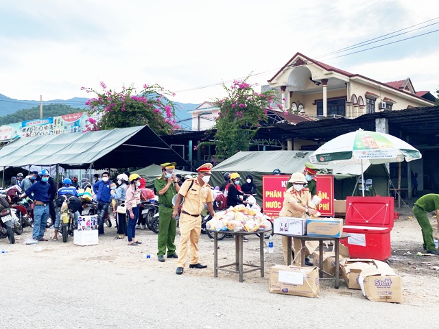 Thừa Thiên Huế: Ban hành chế độ hỗ trợ cho người tham gia chống dịch và việc làm cho 25.000 lao động từ vùng dịch trở về
