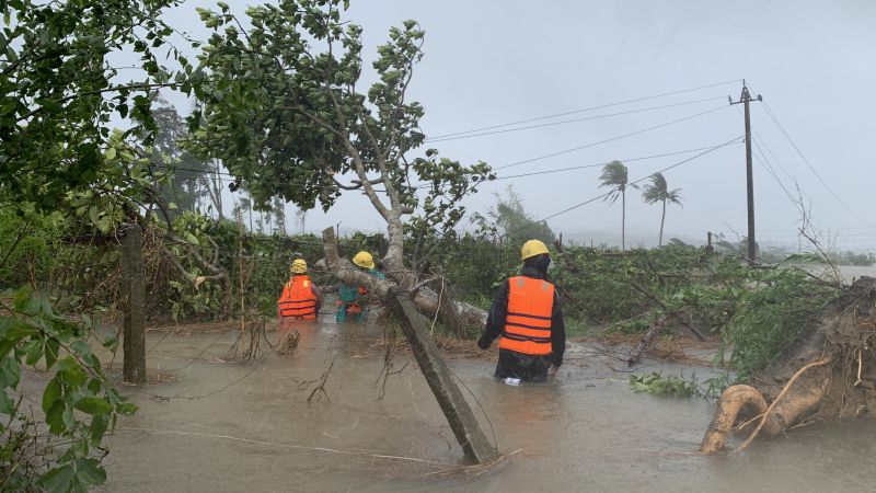 Công nhân EVNCPC khắc phục sự cố lưới điện sau bão