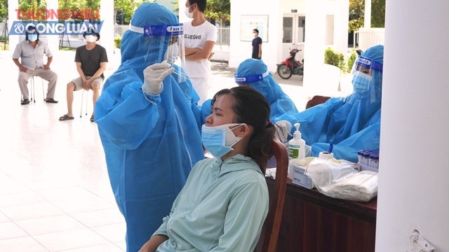 Lực lượng y tế quận Liên Chiểu lấy mấu xét nghiệm tại tổ 35, phường Hòa Hiệp Nam