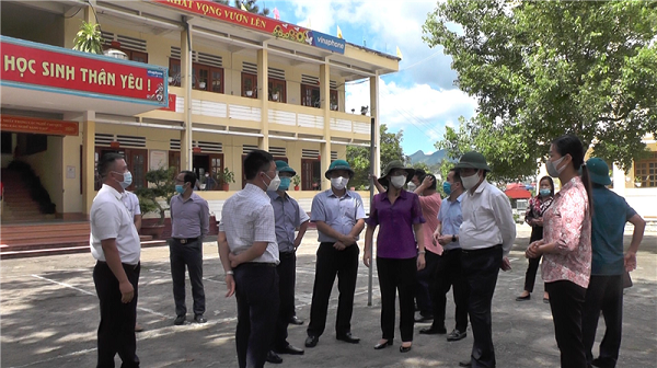 Đồng chí Giàng Thị Dung - Phó Chủ tịch UBND tỉnh kiểm tra công tác giáo dục tại huyện Bắc Hà.
