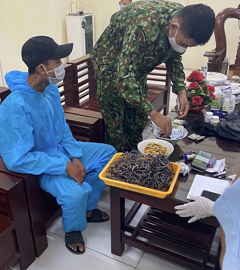 An Giang: Bắt vụ buôn lậu gần 3 kg kim loại nghi là vàng