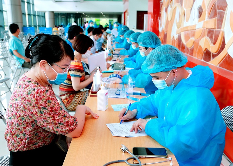 Vĩnh Phúc xét nghiệm tầm soát SARS-CoV-2 với người phục vụ quán ăn uống