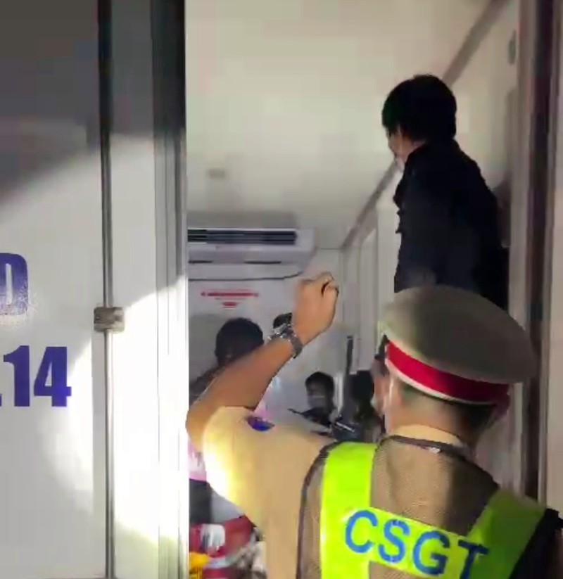 CSGT phát hiện 15 người trong thùng xe lạnh trong đó có cả trẻ em
