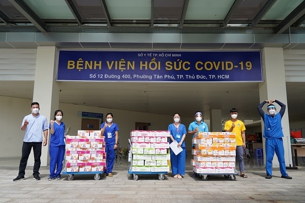 Các nhân viên y tế tại Bệnh viện Hồi sức Covid-19 TP. Thủ Đức tiếp nhận các sản phẩm dinh dưỡng hỗ trợ từ Vinamilk