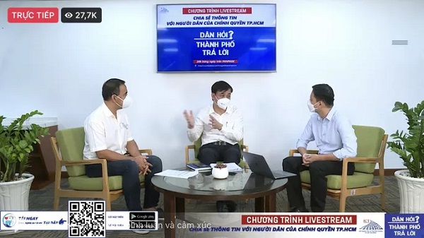 Ông Lê Hòa Bình, Phó Chủ tịch UBND TP. Hồ Chí Minh (giữa), tại chương trình livestream “Dân hỏi - Thành phố trả lời”