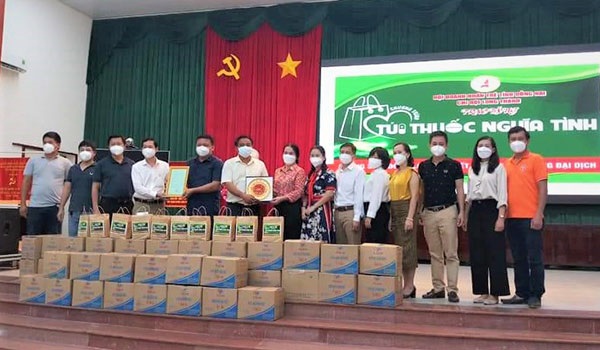 Chi hội Doanh nhân trẻ huyện Long Thành trao tặng “Túi thuốc nghĩa tình” hỗ trợ điều trị bệnh nhân Covid-19