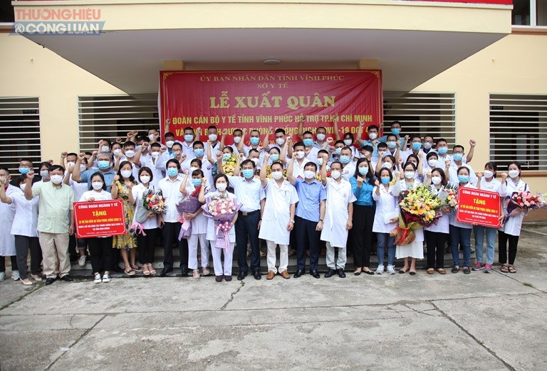 Chủ tịch UBND tỉnh Lê Duy Thành tặng quà các thành viên đoàn công tác. Ảnh: Dương Chung