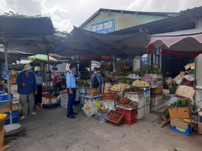 Đội QLTT số 2 giám sát tại chợ trên địa bàn thị xã Gò Công