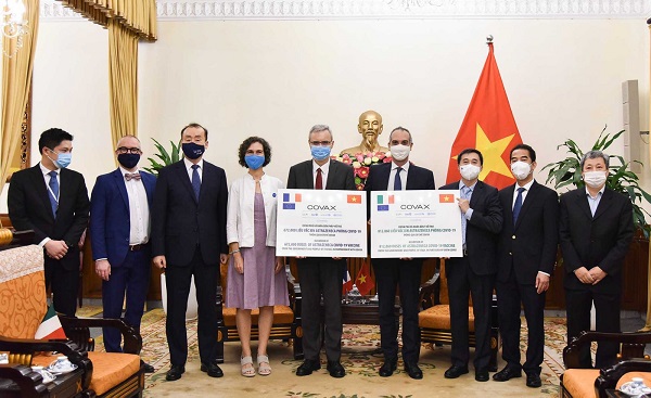 Việt Nam tiếp nhận 1,5 triệu liều vắc xin phòng Covid-19 do Pháp và Italia trao tặng