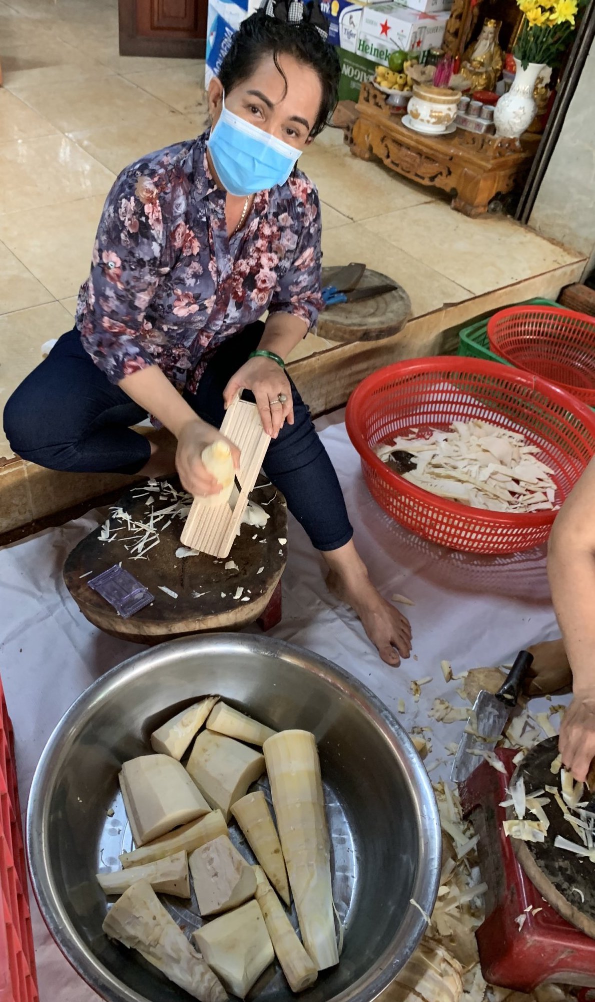 Bà Nguyễn Thị Quỳnh Anh (Chi hội Nữ Doanh nhân huyện Lộc Ninh hồ hởi bào măng trước khi muối chua để gửi tặng “tâm dịch” Bình Dương