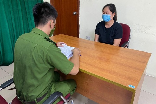 Hà Nội: Khởi tố người phụ nữ uống rượu, tấn công cảnh sát trực chốt