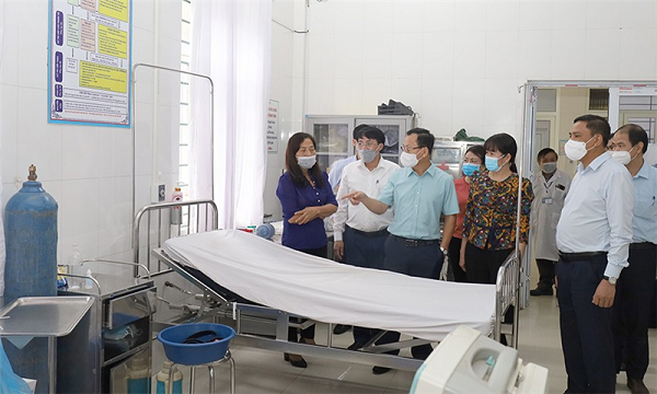 Đoàn công tác kiểm tra hệ thống cung cấp ô xi tại khu điều trị huyện Si Ma Cai.