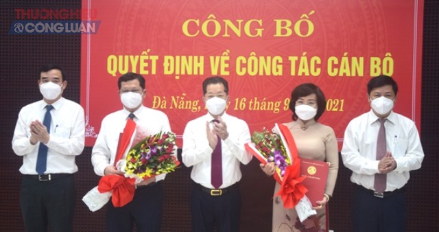 Lãnh đạo thành phố Đà Nẵng trao quyết định, tặng hoa chúc mừng ông Trần Phước Sơn và bà Ngô Thị Kim Yến