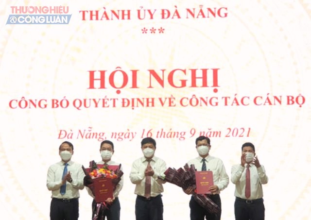 Phó Bí thư Thường trực Thành ủy Lương Nguyễn Minh Triết (giữa) trao quyết định và tặng hoa chúc mừng ông Trần Phước Sơn (thứ hai, phải sang) và ông Nguyễn Hà Bắc (thứ hai, trái sang).