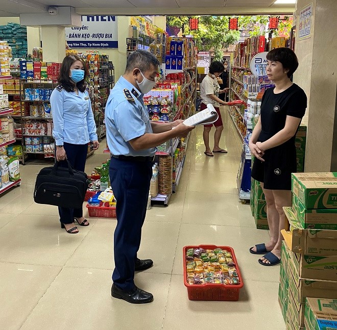 Lực lượng QLTT tỉnh Nam Định tiến hành kiểm tra một cửa hàng kinh doanh sản phẩm thiết yếu trên địa bàn thành phố