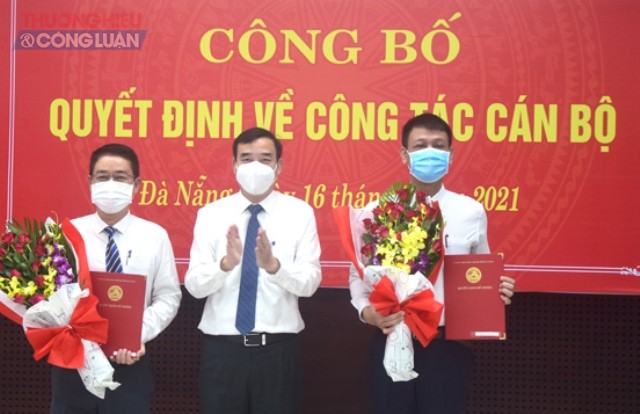 Chủ tịch UBND thành phố Đà Nẵng Lê Trung Chinh trao quyết định, tặng hoa chúc mừng ông Nguyễn Hà Bắc và ông Nguyễn Hà Nam