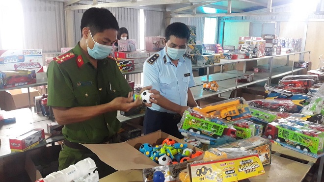 Lực lượng chức năng tỉnh Nam Đinh kiểm tra, thu giữ hàng chục nghìn sản phẩm đồ chơi trẻ em không rõ nguồn gốc