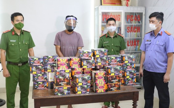 Nghệ An: Bắt giữ đối tượng buôn bán hàng cấm