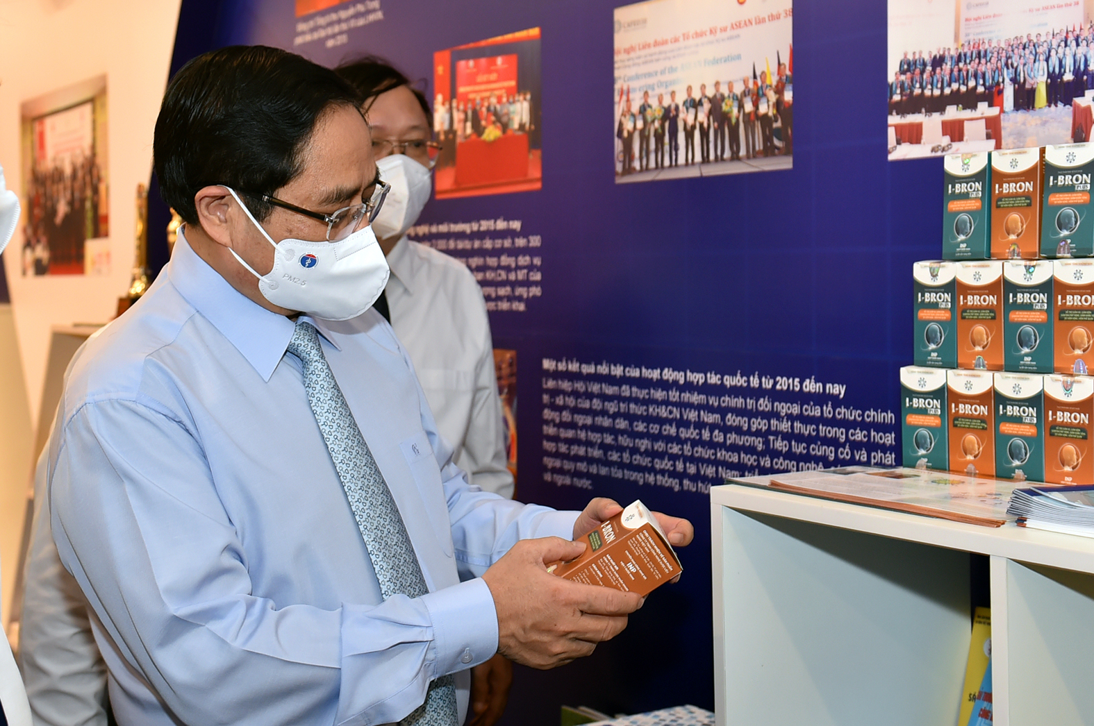 Thủ tướng Phạm Minh Chính tham quan triển lãm thành tựu khoa học và công nghệ - Ảnh: VGP/Nhật Bắc