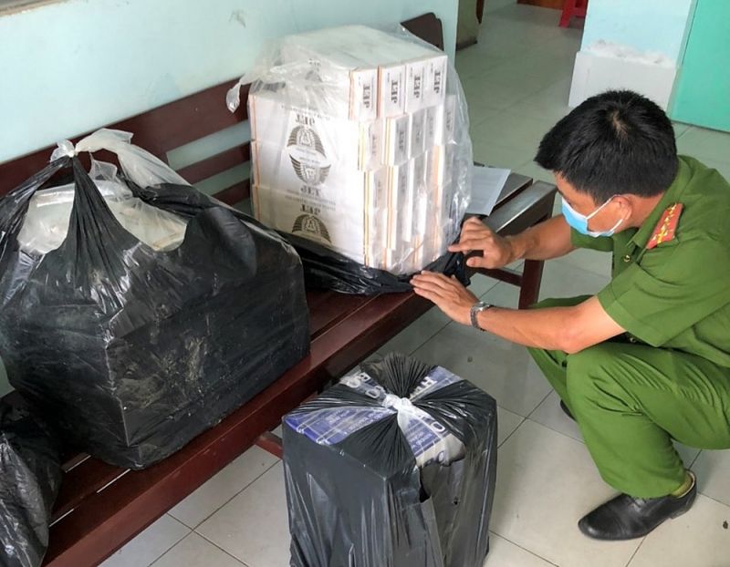 An Giang: Phát hiện xuồng máy vận chuyển gần 800 bao thuốc lá nhập lậu