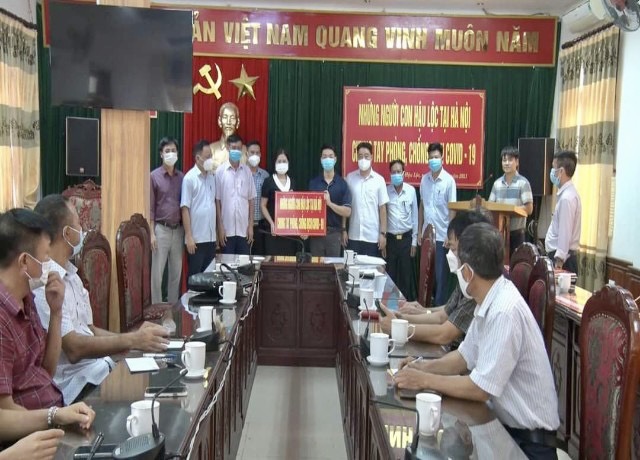 Đại diện cho “Bà con quê Hậu Lộc tại Hà Nội” trao tặng thiết bị, vật tư y tế phòng chống dịch Covid-19 cho huyện nhà