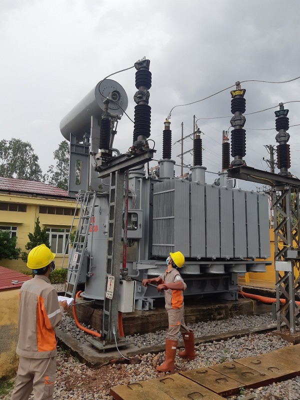 Ảnh 1: Đóng điện nâng công suất MBA T1 từ 16MVA lên 40MVA Trạm 110 kV Chợ Rộc