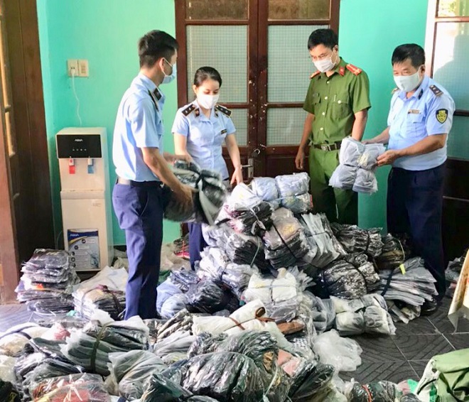 Thừa Thiên Huế: Thu giữ hàng trăm chiếc áo khoác có dấu hiệu giả mạo nhãn hiệu