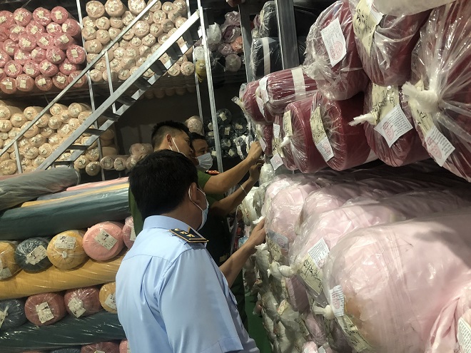 Hơn 200kg vải satin giả mạo nhãn hiệu vừa bị lực lượng QLTT tỉnh Bắc Ninh phát hiện