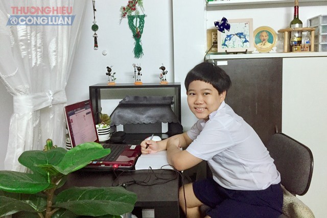 Cháu Nguyễn Hoàng Nam Anh, học sinh lớp 4, trường tiểu học Bế Văn Đàn, quận Thanh Khê trong giờ học trực tuyến.