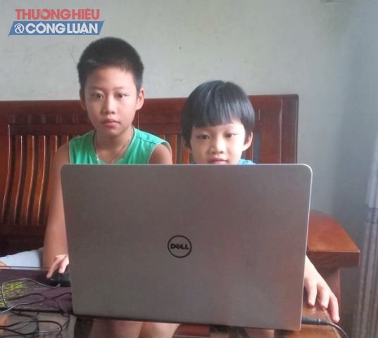 Hai anh em, Trường Tiểu học Trưng Nữ Vương, quận Liên Chiểu học trực tuyến cùng một máy tính