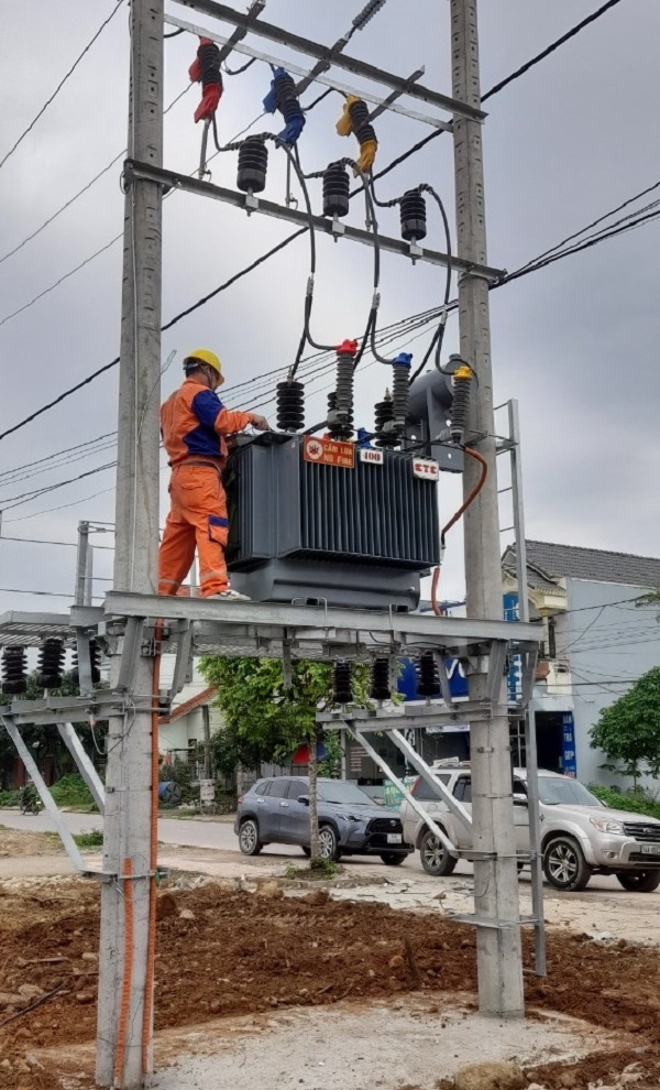 Ảnh 3: Các công trình lưới điện trung hạ áp đang được PC Quảng Ninh đẩy nhanh tiến độ, sớm hoàn thành, đưa vào sử dụng