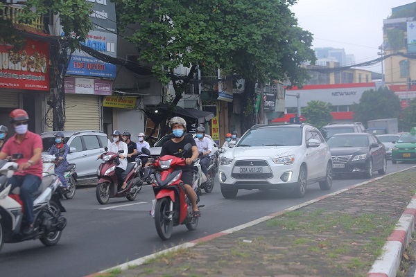 Mật độ tham gia giao thông đông đúc vào sáng nay tại đường Láng.