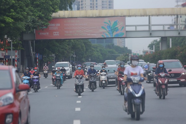 Trên đường Trần Duy Hưng, lượng phương tiện đông đúc từ cửa ngõ phía Nam hướng về nội đô vào sáng nay